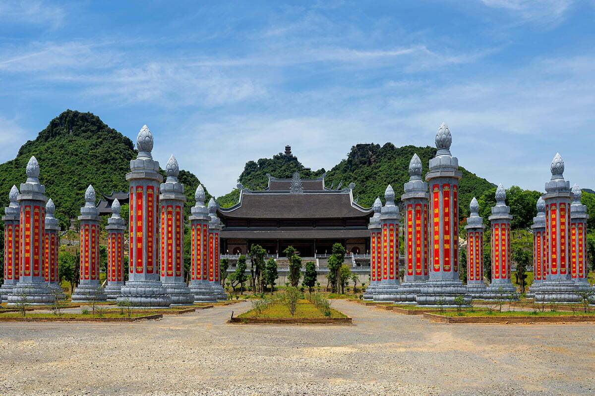 Tour chùa Tam Chúc tham quan vườn cột kinh