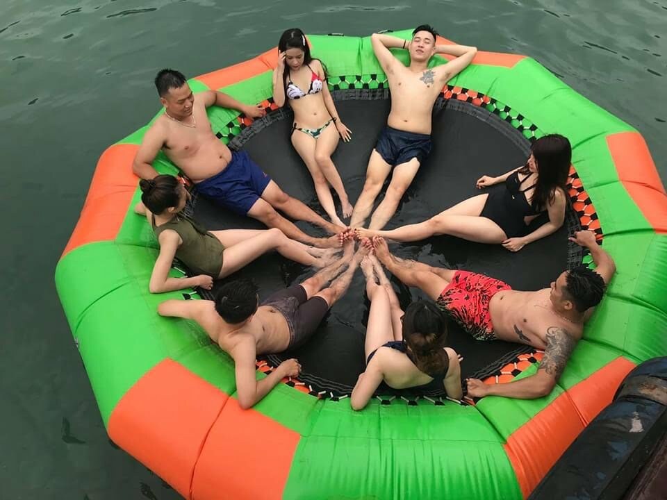 Chơi Water Trampoline trong tour Vịnh Lan Hạ 1 ngày