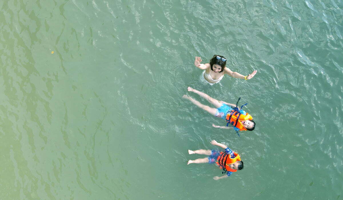 X-Stay Floating House ba mẹ con cùng bơi