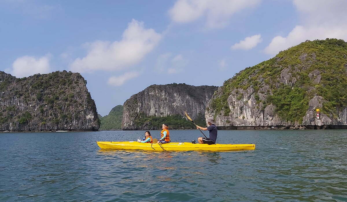 X-Stay chèo kayak trên vịnh
