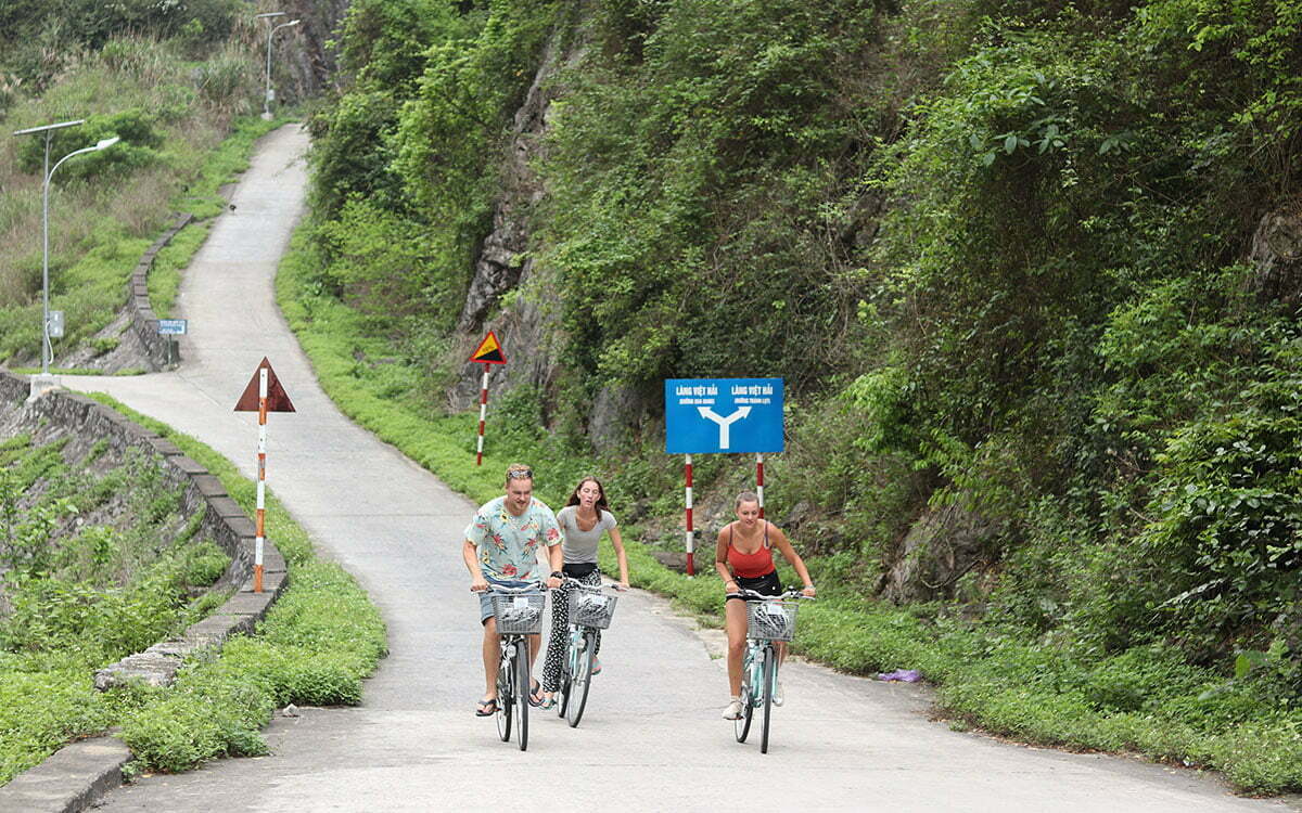 Đạp xe đường vào làng Việt Hải